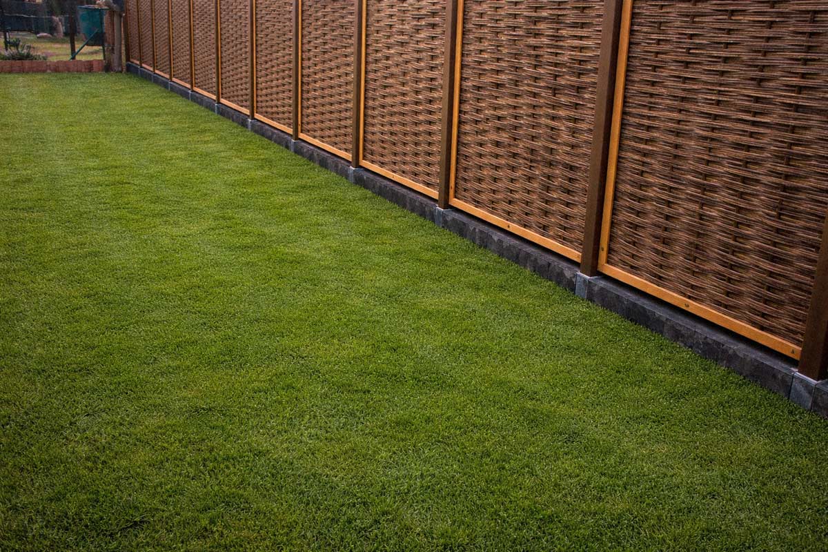 Referenz – Rollrasenverlegung mit Rasenkante und Sichtschutz-Flechtzaun