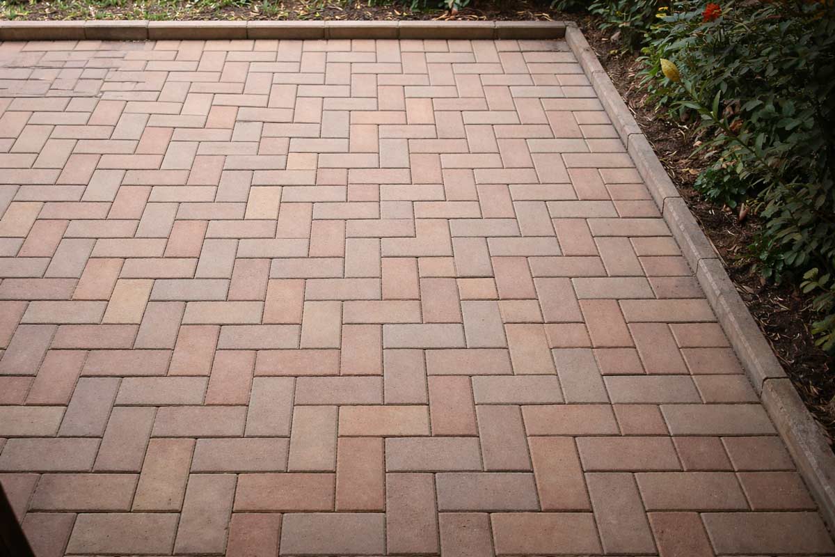 Referenz – Pflasterfläche im Fischgrätverband mit Randeinfassung