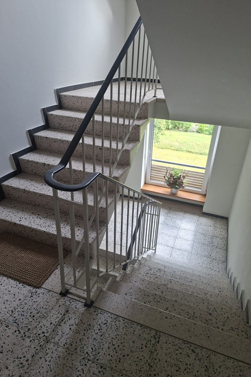 Treppenhausreinigung in Schwarzenbek – gereinigtes Treppenhaus einer Wohnanlage mit Terrazzoboden