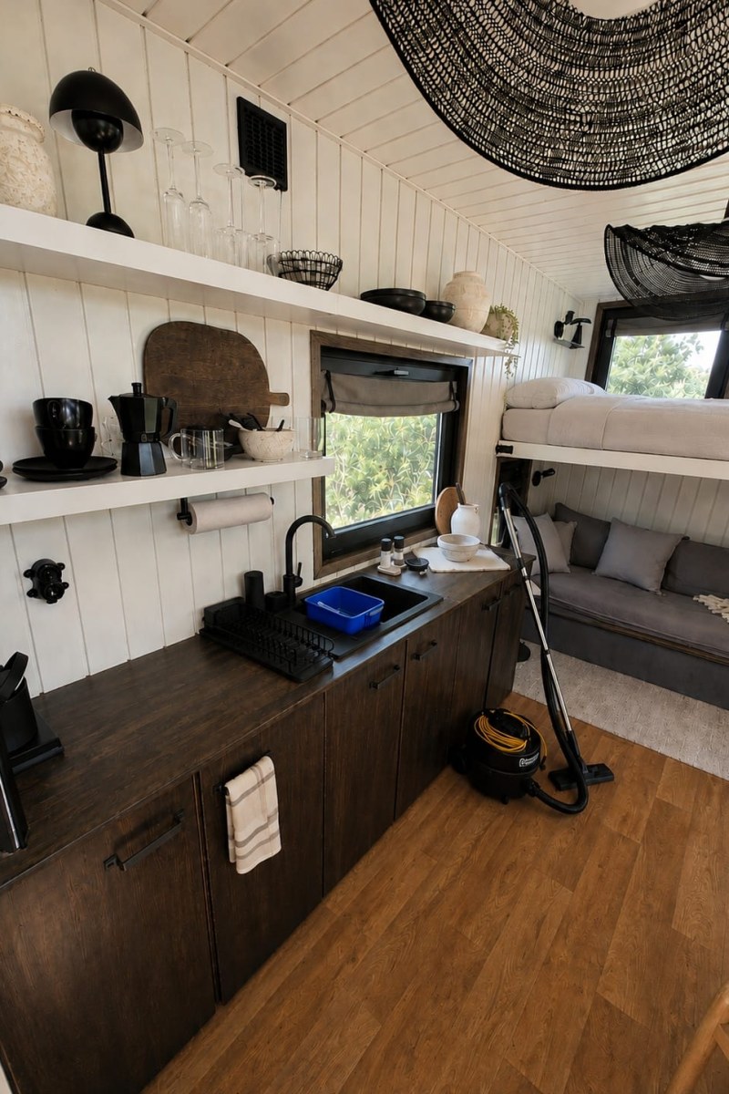 Ferienwohnungsreinigung im Tiny House in Fitzen – gereinigte Küchenzeile und Wohnbereich nach dem Gästewechsel